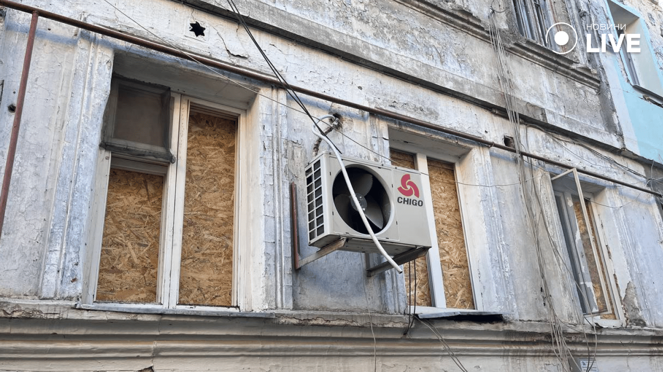 Вікнв забиті фанерою