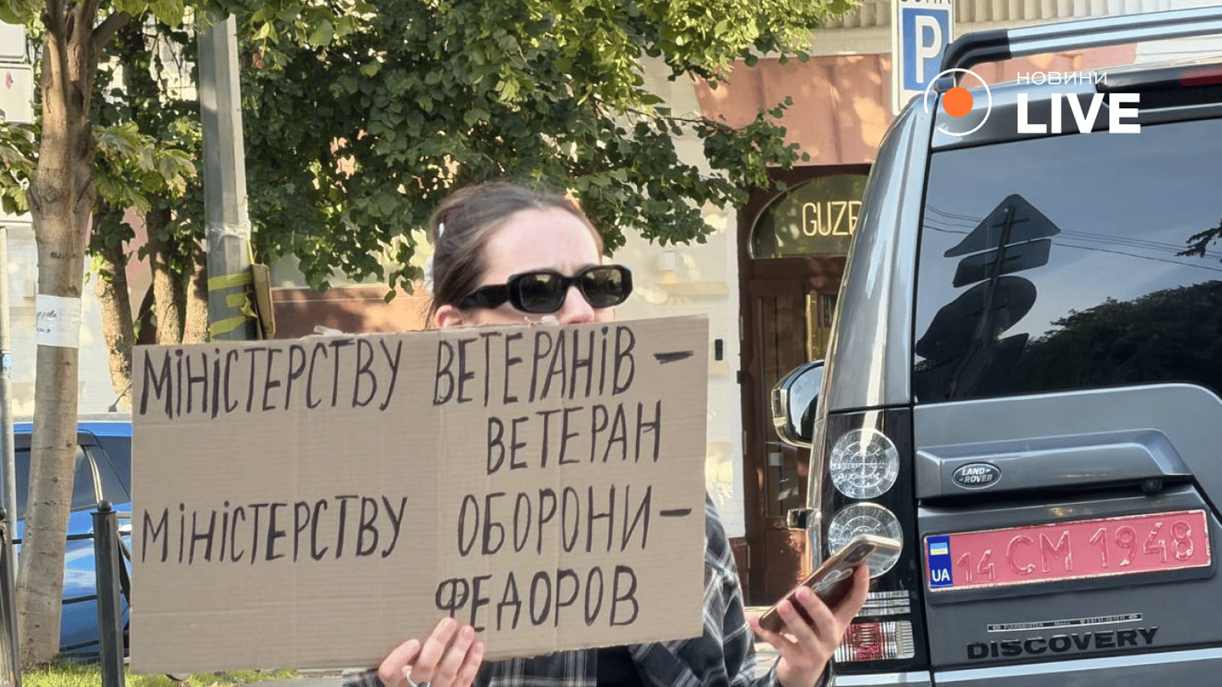 В Україні 8-й день тривають мітинги на підтримку ексміністра оборони - фото 3