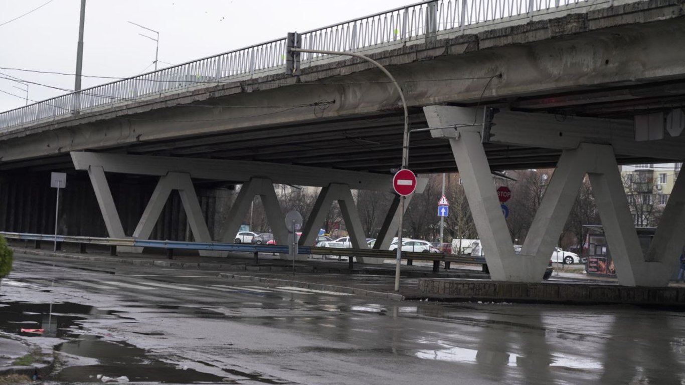 В Киеве начал рушиться путепровод Юность — фото