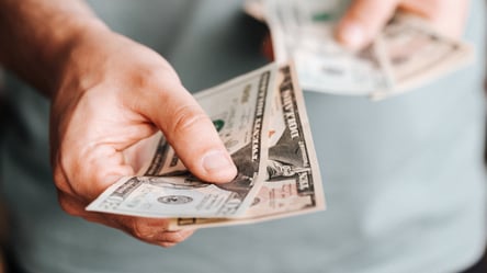 Українці ризикують втратити всі гроші — де не можна обмінювати валюту - 285x160