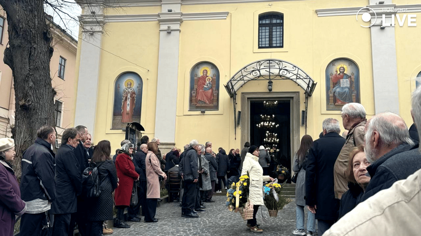 Люди, пришедшие почтить память Юхновского