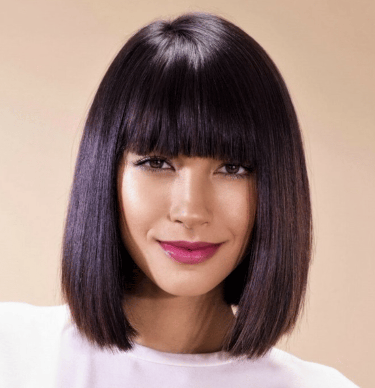 Женщина с короткими волосами и ровной челкой