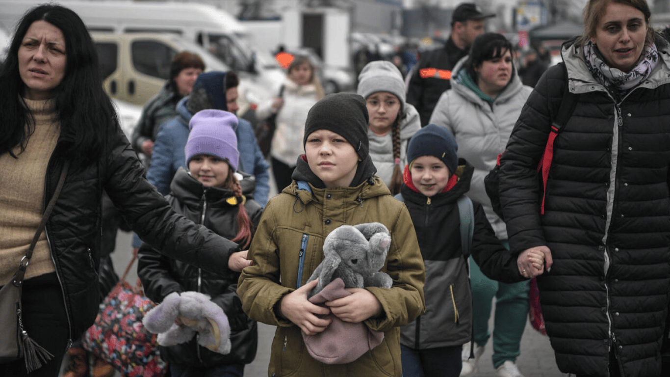 Українці в Польщі — скільки біженців з України не будуть повертатися додому