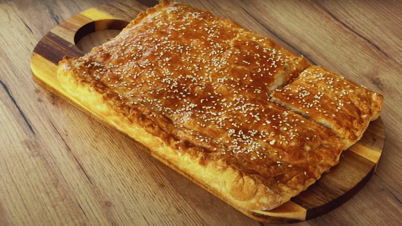 солоний пиріг з куркою та печерицями