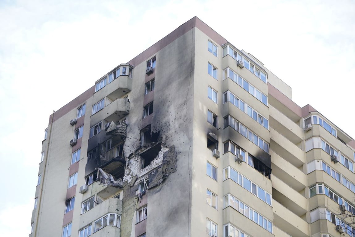 Пошкоджена внаслідок атаки на Київ багатоповерхівка