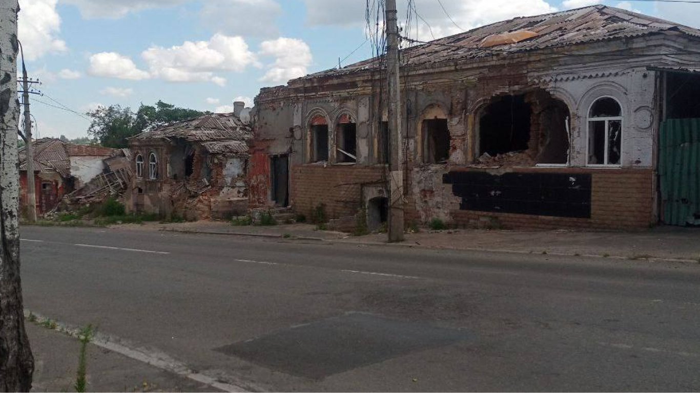 Зруйнована історія та культура: який вигляд має одна з найстаріших вулиць Маріуполя