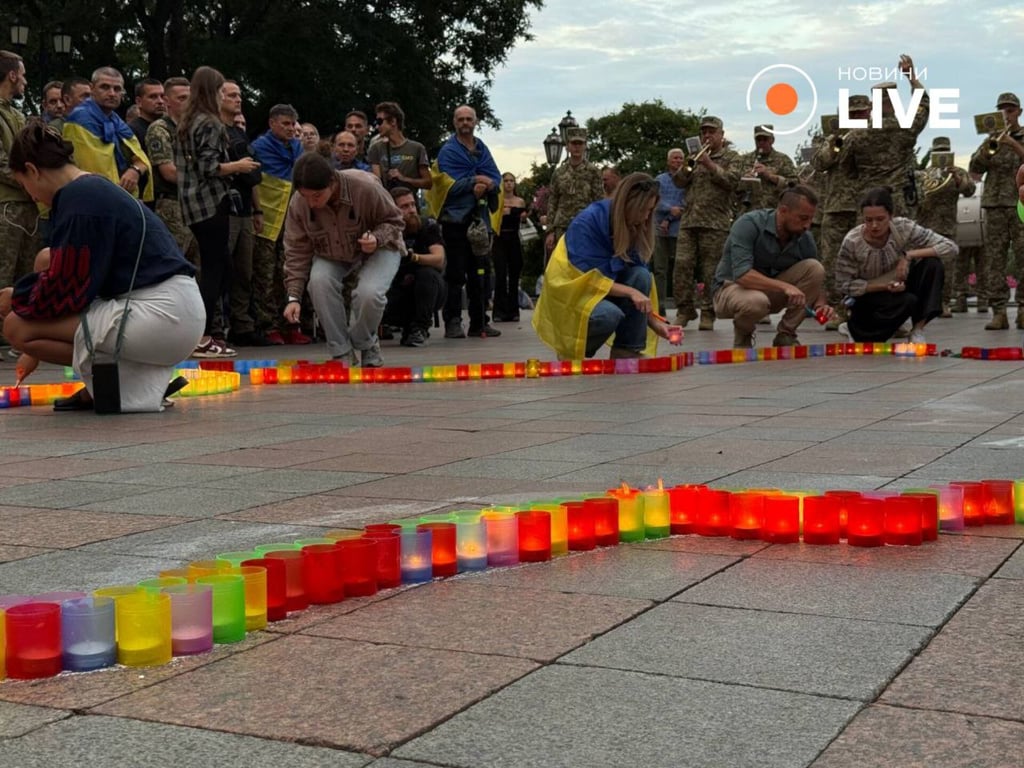 підпалюють свічки