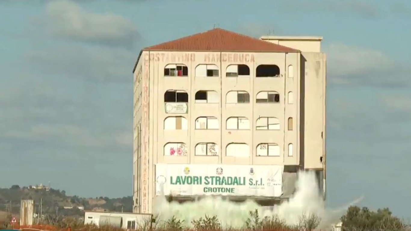 В Италии снесли здание, связанное с мафией — впечатляющее видео