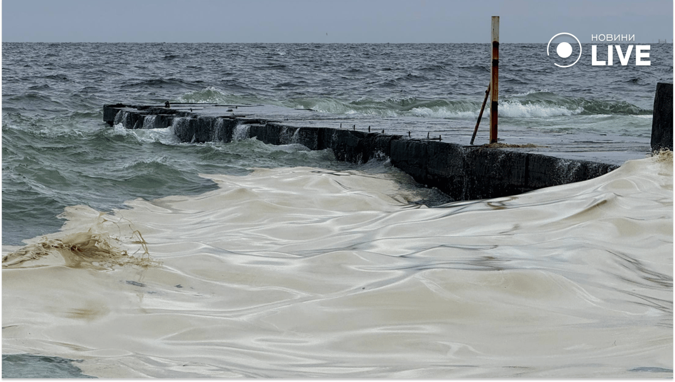 В Одесі у морі виявили плями олії