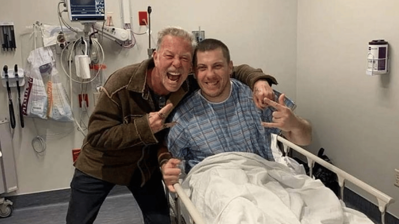 Лидер группы Metallica навестил раненых украинских бойцов, которые лечатся в США