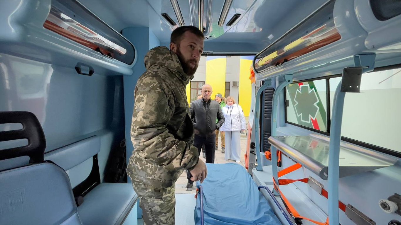 Одесса передала военным медикам машины скорой помощи