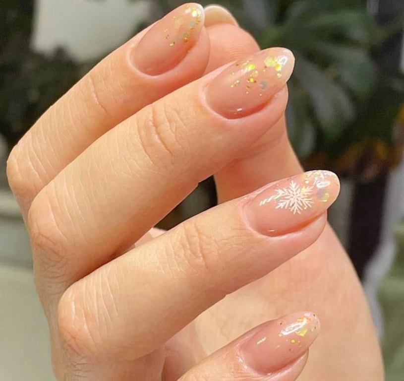 Святковий манікюр зі сніжинкам