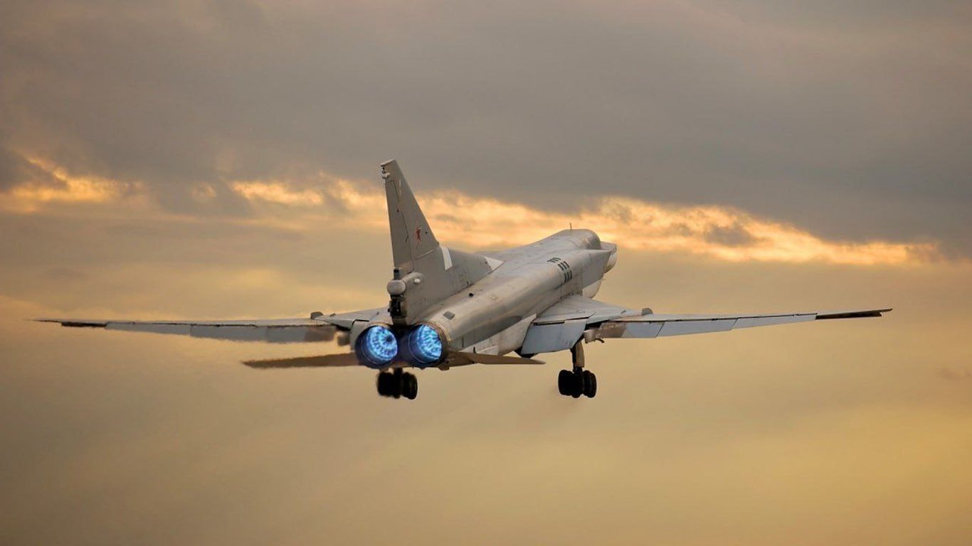 Літак Ту-22, який пускав ракети по Україні 29 грудня, збили, про що повідомив  український військовий журналіст Андрій Цаплієнко
