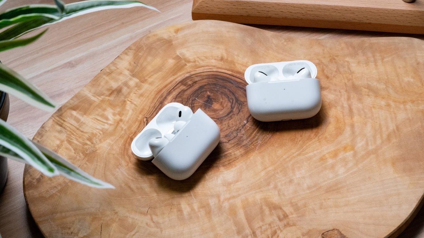 Apple планує оновлення навушників AirPods, — характеристики та ціни