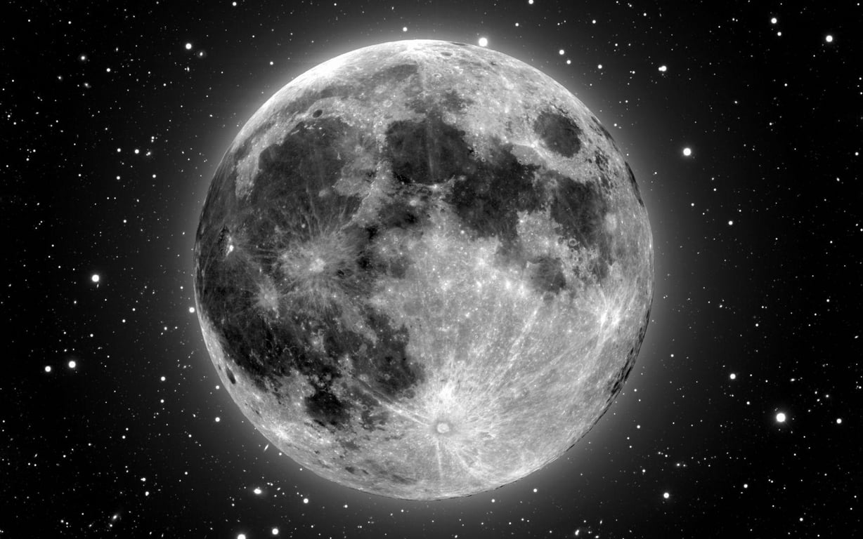 Внешний вид Луны в космическом пространстве