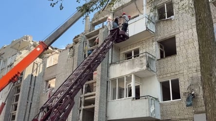 Ще трохи й падатиме стіна: жителі зруйнованого Росією будинку у Львові забирають свої речі - 290x166