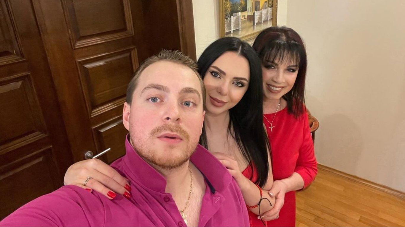 Племянница Софии Ротару растрогала соцсети новогодними фото с мужем и мамой