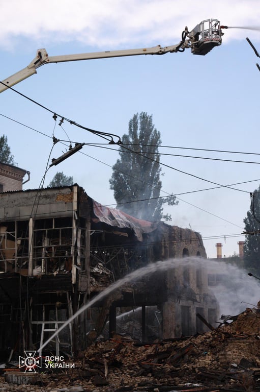 ДСНС гасить масштабну пожежу на 2000 кв. м у Солом’янському районі