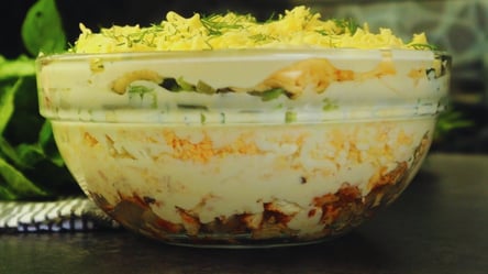 Салат "Інтрига" — секрет у хрумкому шарі, смак незабутній - 290x166
