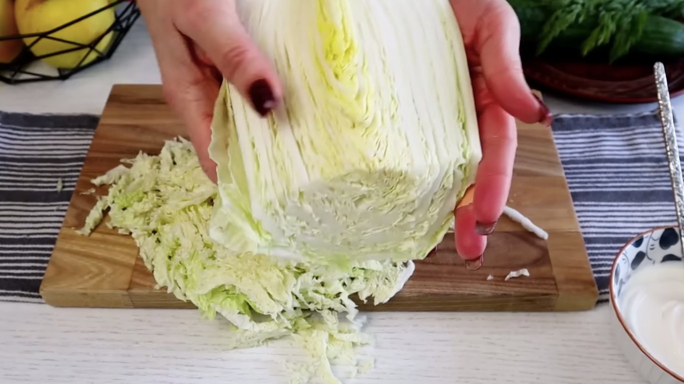 легкий салат з пекінською капустою