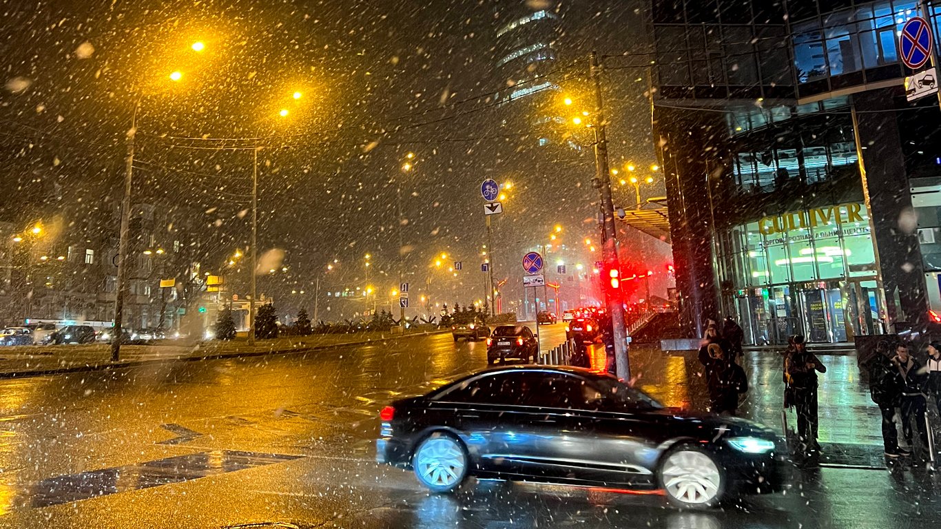 Киев накрыл снегопад: завораживающее фото и видео