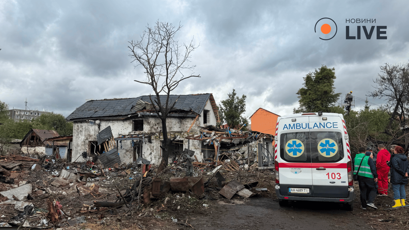 Після атаки у Києві знищена вулиця приватного сектору: фоторепортаж - фото 1
