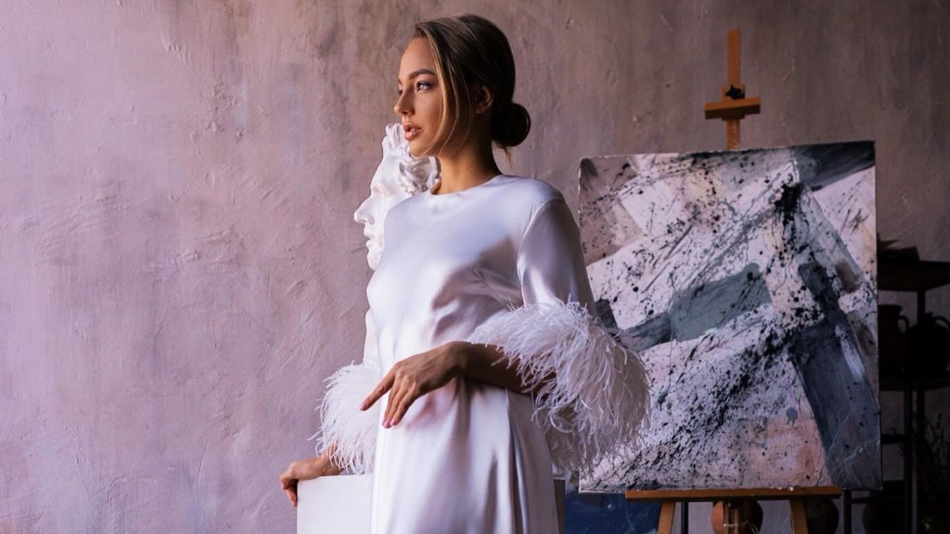 Стройная Белодед в платье в горошек поразила новой фотосессией