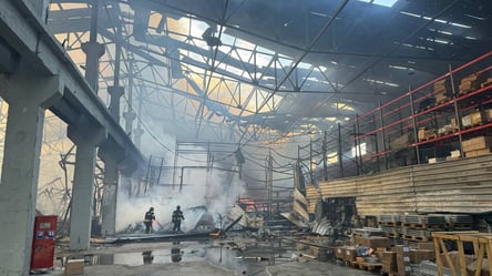 Наслідки ворожої атаки у Подільському районі столиці — фоторепортаж - 285x160