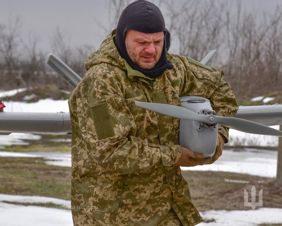 Військовий несе БпЛА
