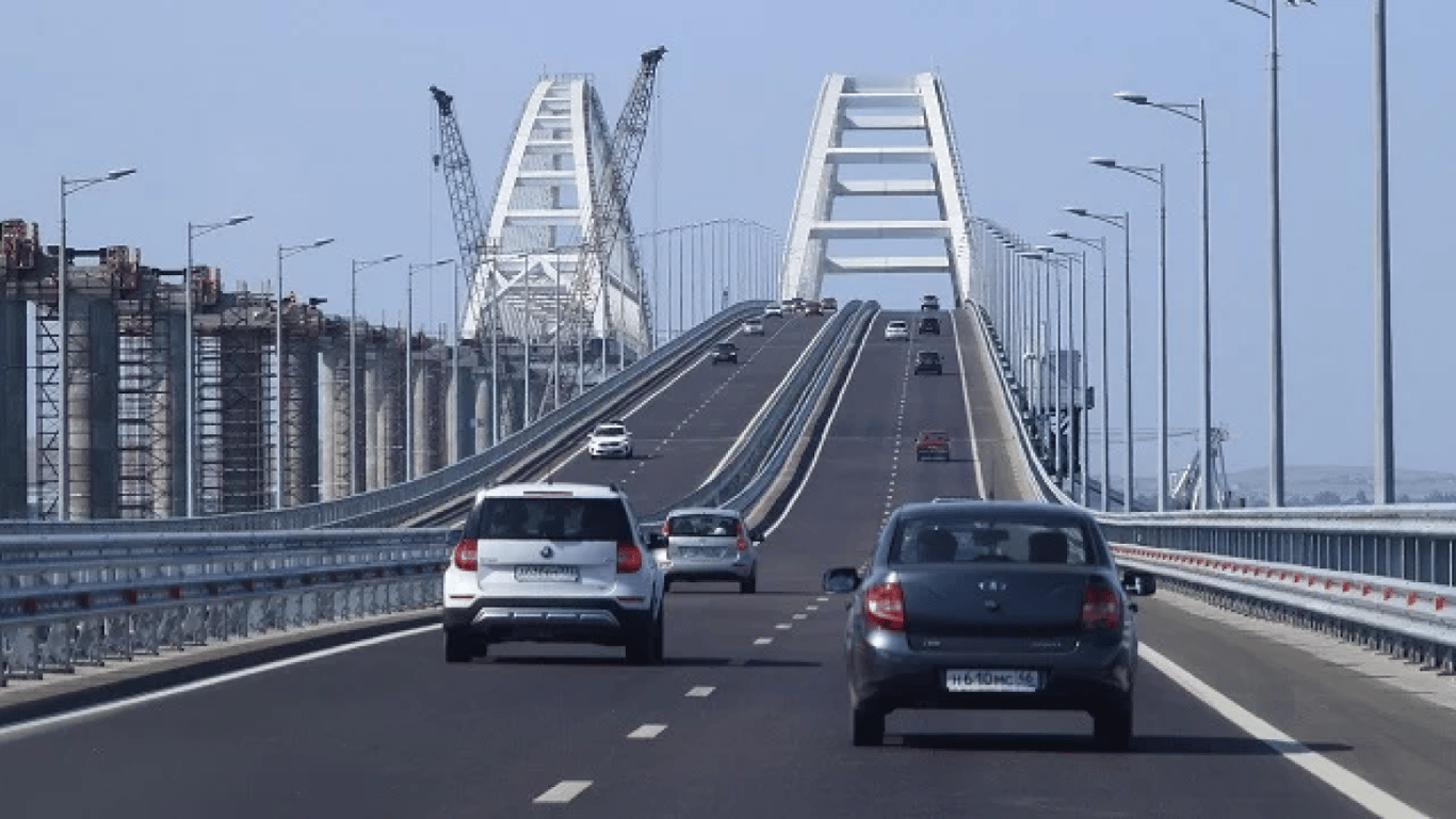 В Крыму раздается воздушная тревога — россияне перекрыли мост