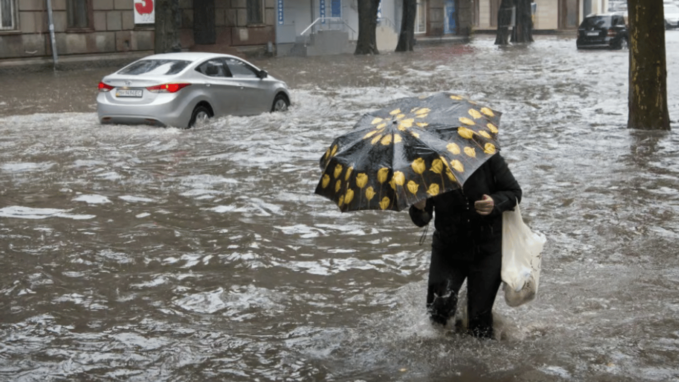 Затоплення і не тільки — в Укргідрометцентрі попередили про небезпечну погоду на завтра