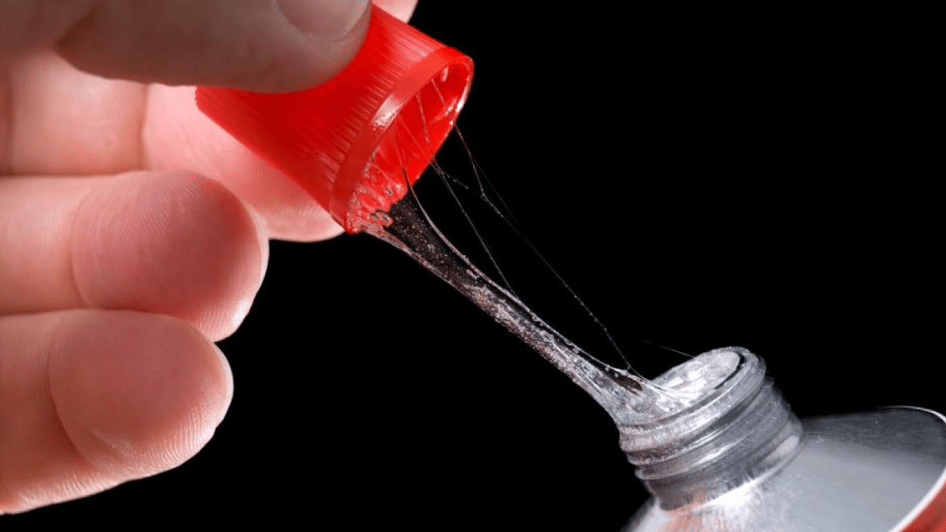 Как очистить свои вещи от суперклея: самые эффективные лайфхаки