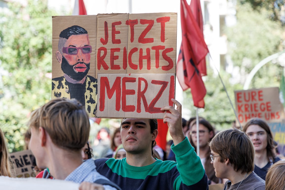 Германию охватили массовые протесты школьников против военной службы - фото 1