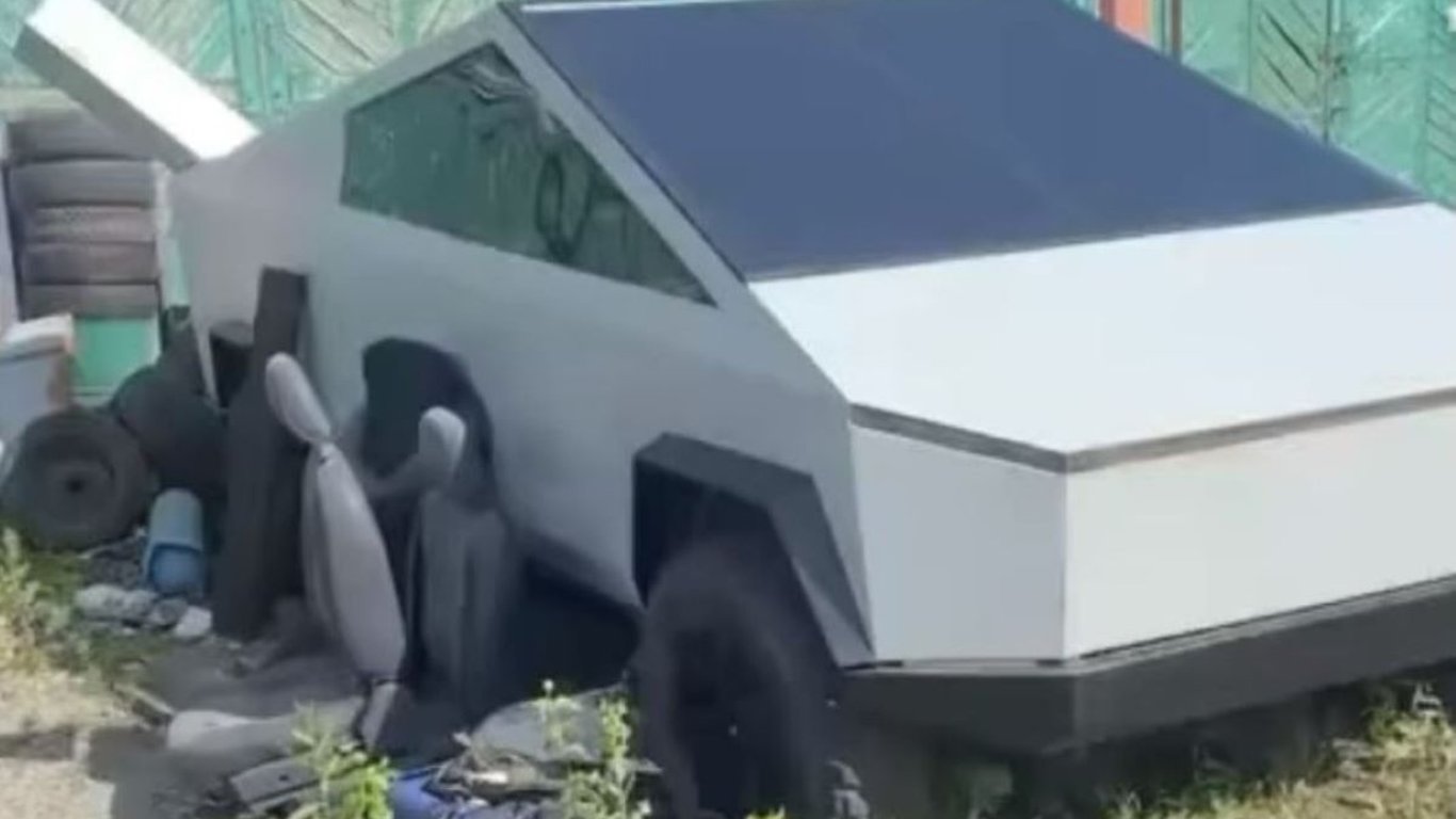 Полтавський Cybertruck: в гаражах помітили репліку пікапа Tesla