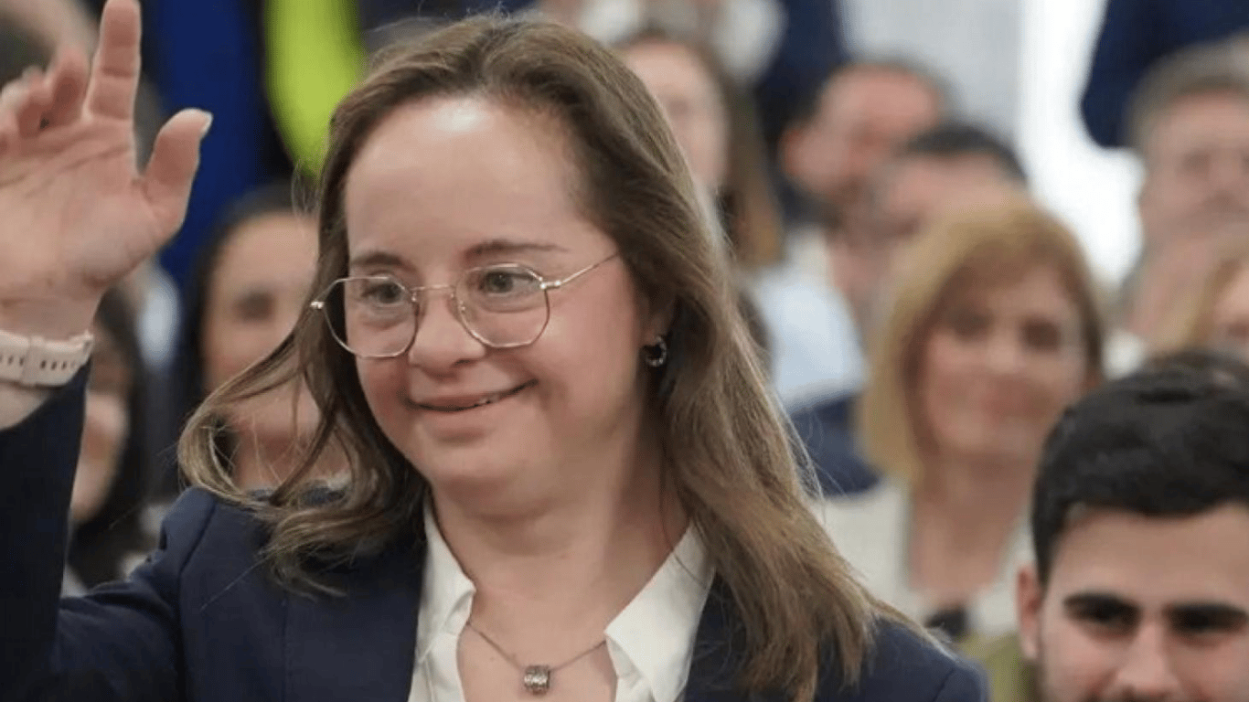 В парламент Испании впервые избрали депутата с синдромом Дауна