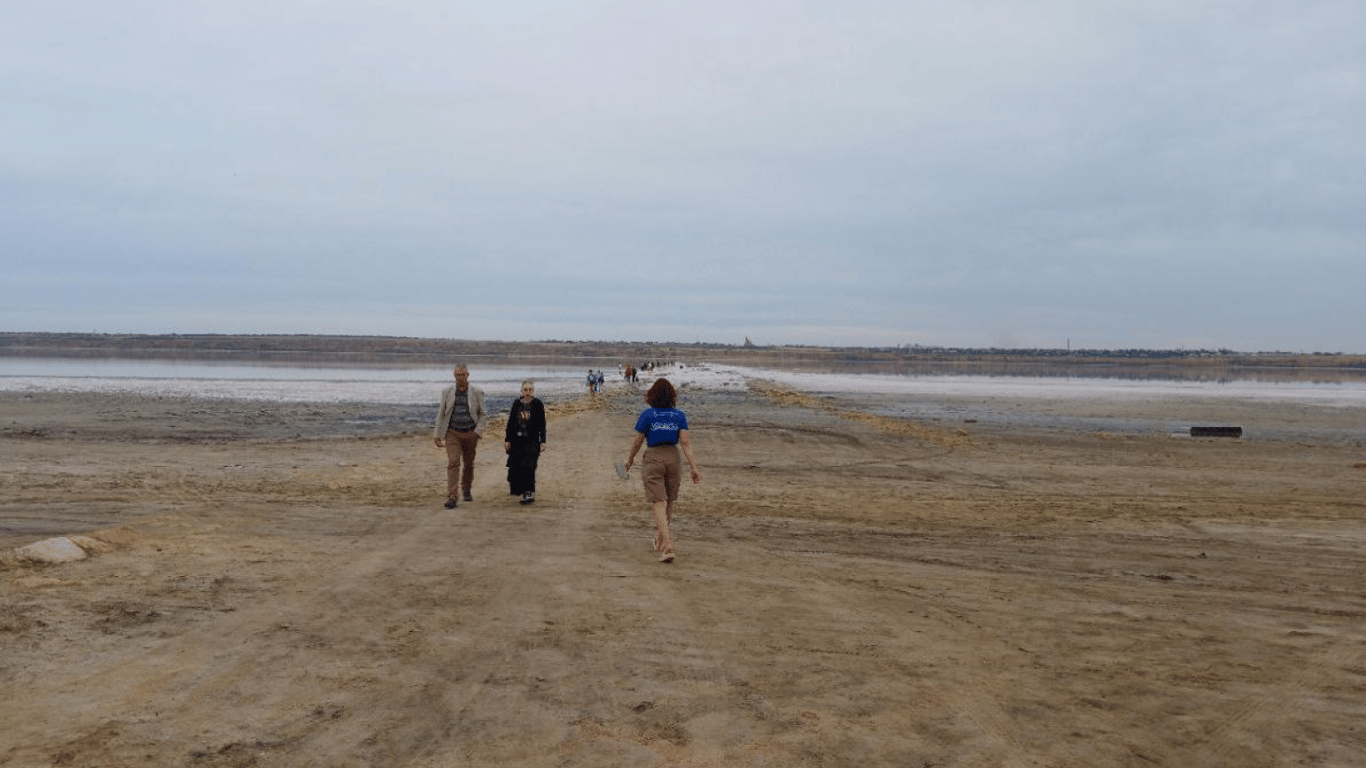 Щоб врятувати Куяльницький лиман одесити збирають сіль — фото - фото 2