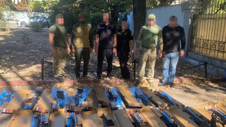 Помощь армии: изъятое у контрабандистов на Одесчине оружие передали военным - 285x160