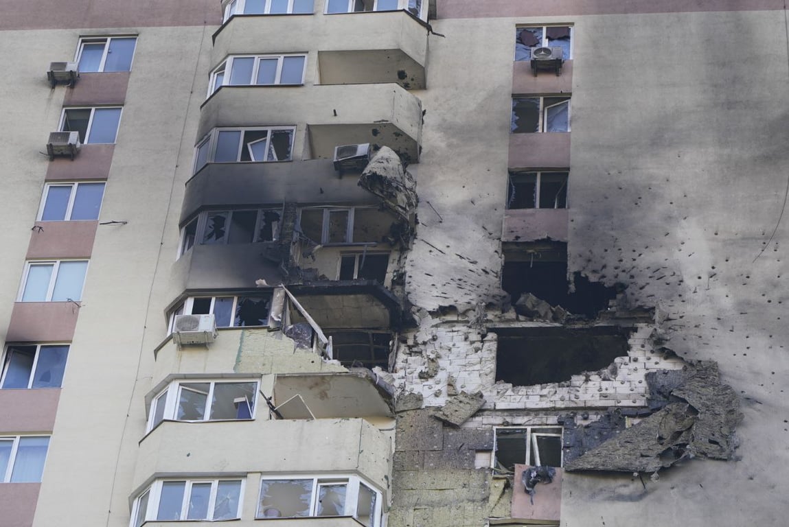 Пошкоджений дроном київський будинок