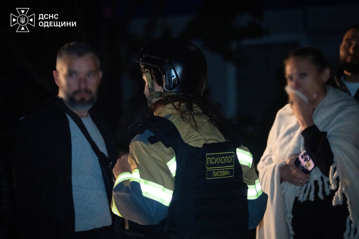 Психолог ДСНС надає допомогу людям після російської атаки на Одещину.
