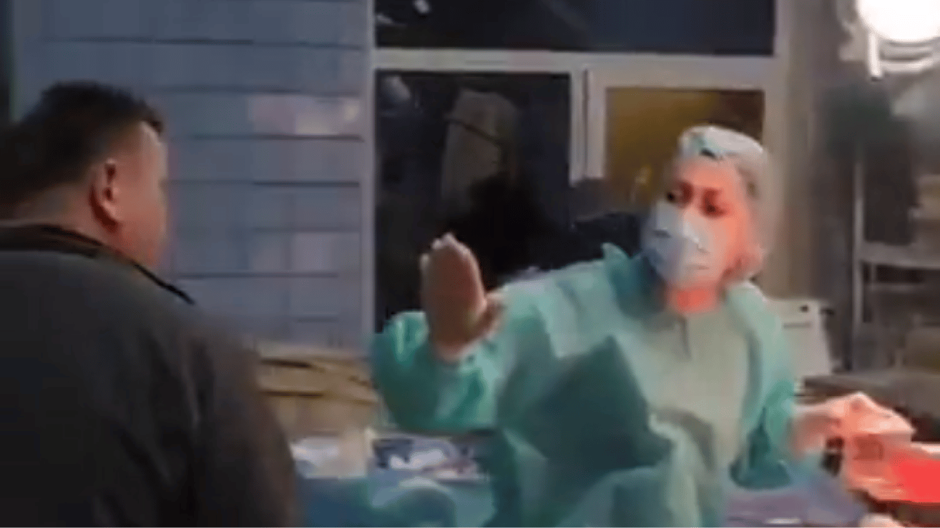 Окупанти вдарили по лікарні в Покровську, коли там тривала операція — відео