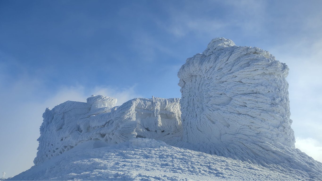 Гору Піп Іван замело снігом після сильного штору