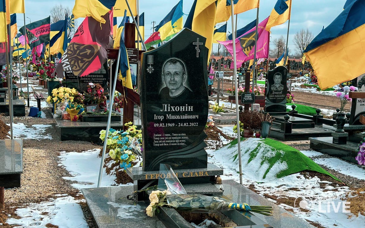 Місце, де живе пам'ять — фоторепортаж з Алеї Слави воїнів на харківському кладовищі - фото 2