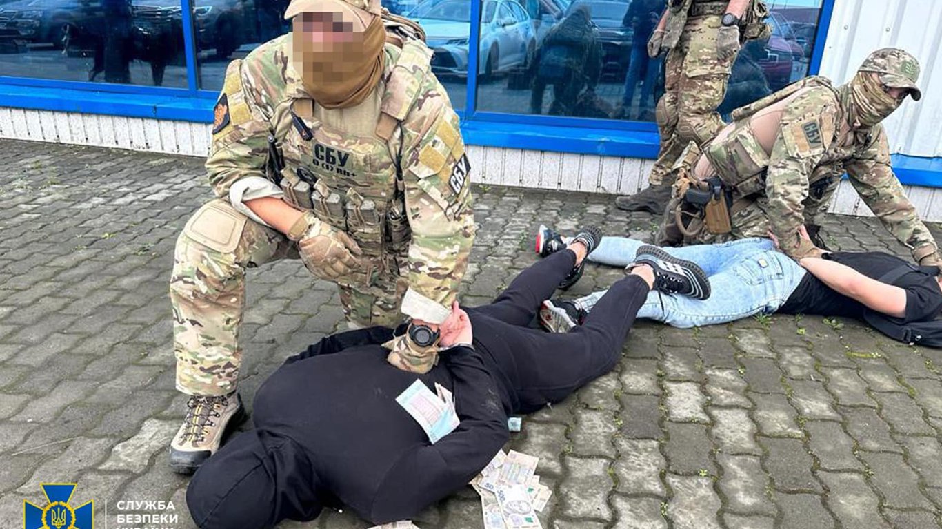 На Львівщині СБУ затримала банду чоловіків-дерезиртирів, які займались рекетом