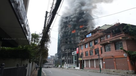 Протести в Непалі — мітингувальники підпалили готель - 285x160