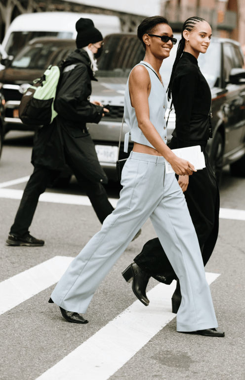 Широкі костюмні штани актуальні і в спеку