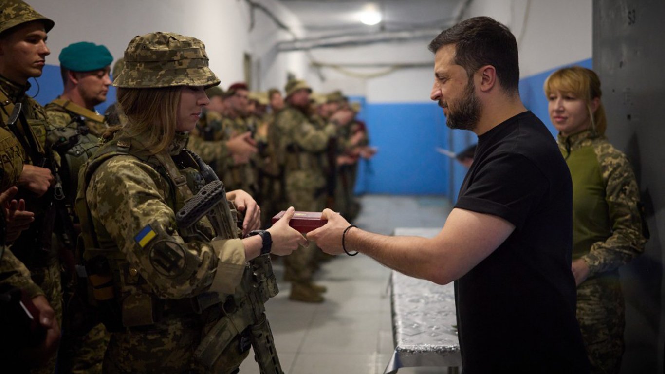 Зеленский встретился с военными в Донецкой области и вручил им награды