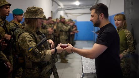 Зеленский встретился с военными в Донецкой области и вручил им награды - 285x160