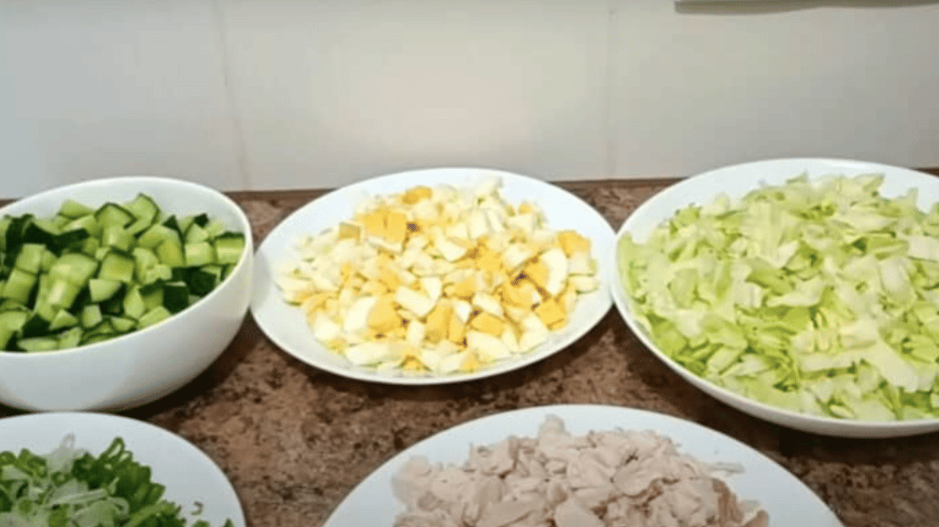 смачний салат з молодою капустою