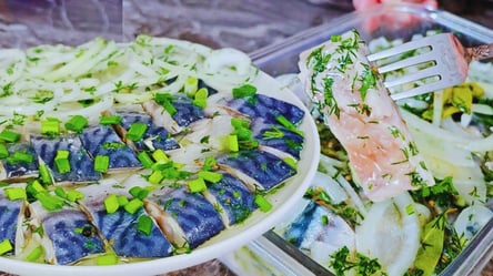 Слабосолона скумбрія за 5 хвилин — холодним способом у маринаді - 290x166