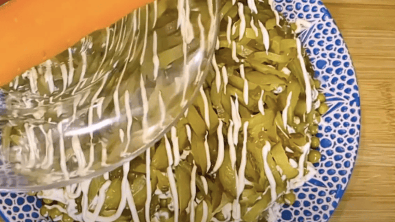 смачний осінній салат з грибами та овочами